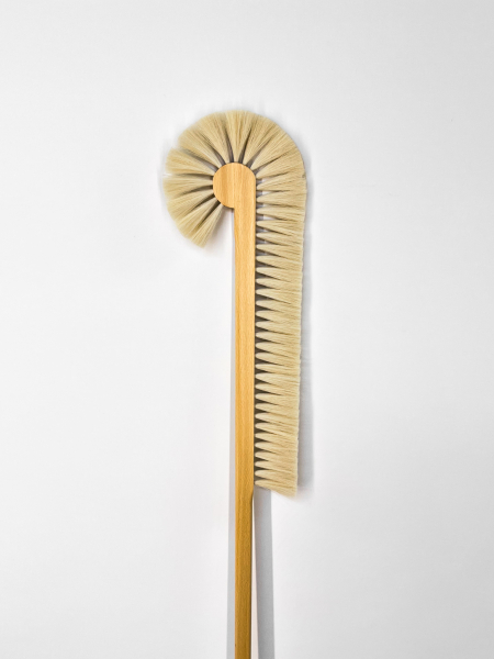 Schrankbesen 140 cm lackiert / Ziegenhaar weiß